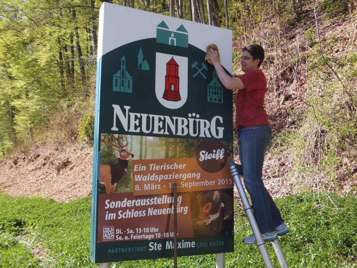 Stadtputz 2015 in 75305 Neuenbürg, Schild am Ortseingang an der Wildbader Straße